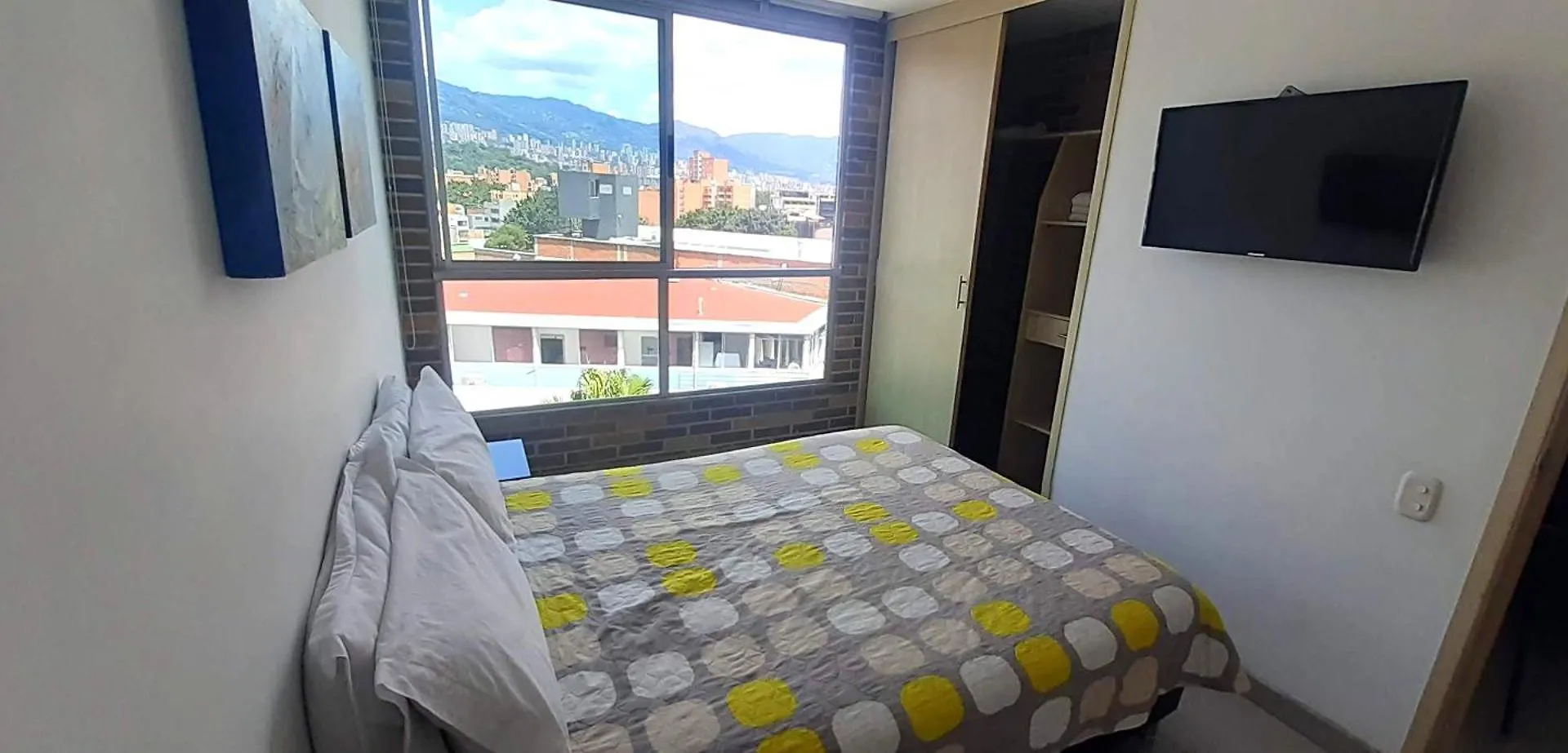 Mingle With The Beautiful Paisas, Perfect Location Apartment Medellin