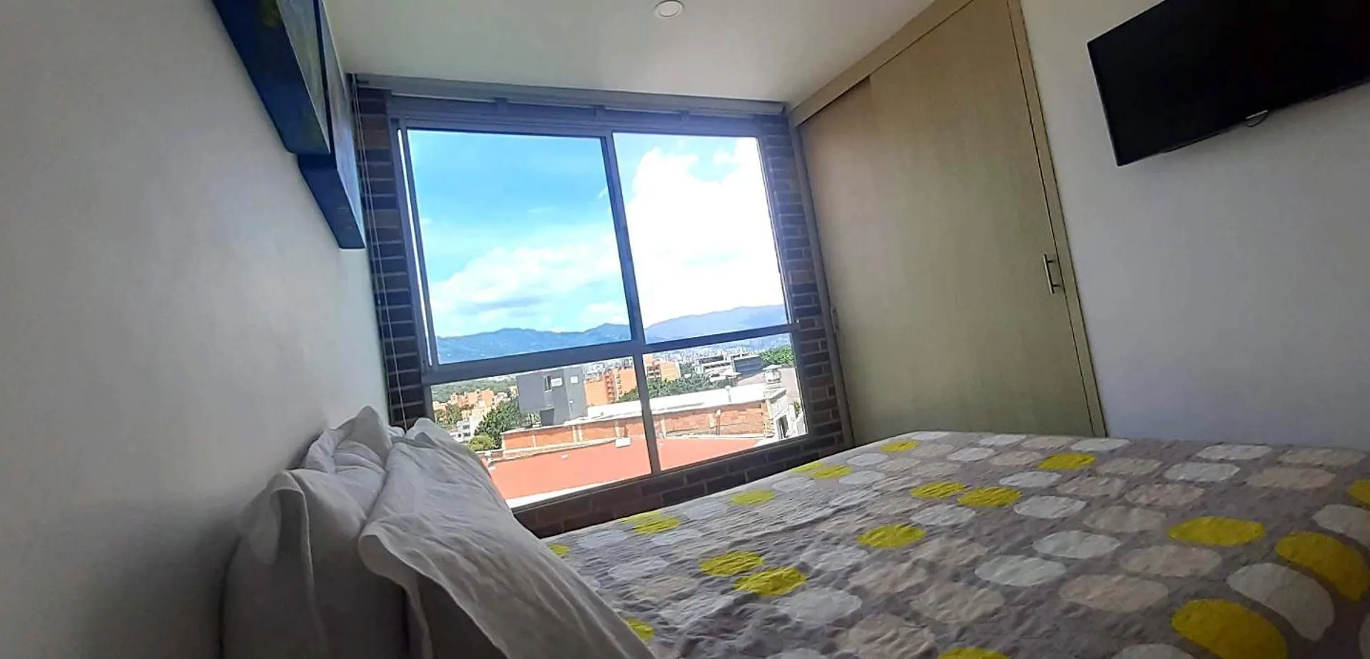 Mingle With The Beautiful Paisas, Perfect Location Apartment Medellin